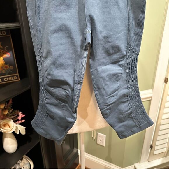 Lululemon Seamless Ribbed Cropped Leggings – Size 4 - Picture 3 of 9